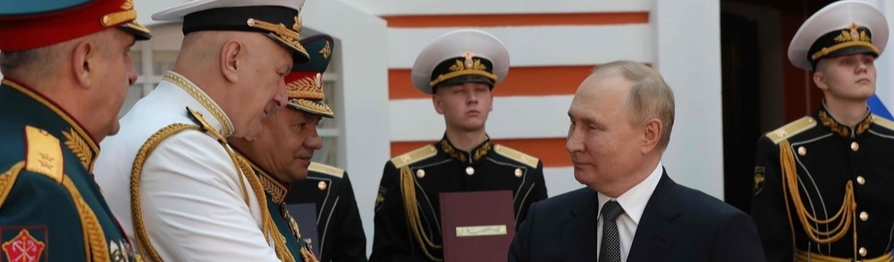 El presidente Vladimir Putin con su personal militar.
